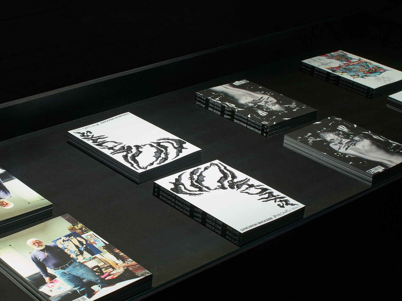 Raw, playful, and unapologetic: Discover the independent magazine “Synchron” by Lea Kloepel and Johannes Farfsing