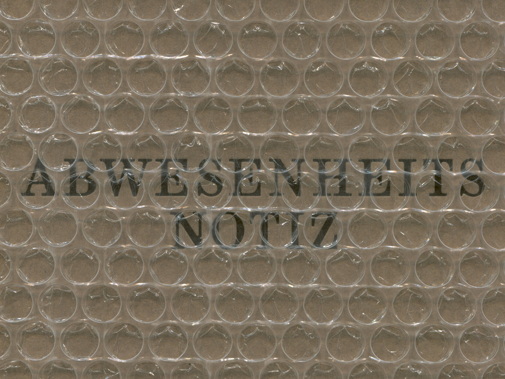 The collaborative publication “Abwesenheitsnotiz” combines photographs of Mascha Dilger with poetry by Celine Radloff